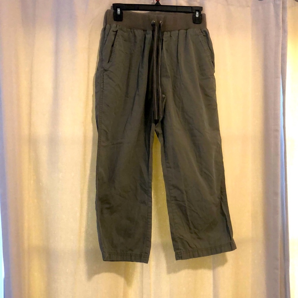 🎉4 for $20 Motherhood Army Green Capris